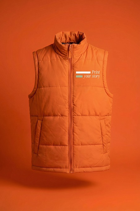 Oranža veste ar Print your story apdruku uz krūts