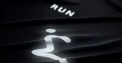 Atstarojošā transfera apdruka uz melna sporta krekla