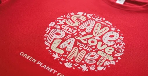 Sieta transfera apdruka uz sarkana krekla — Save and Love Your Planet dizains